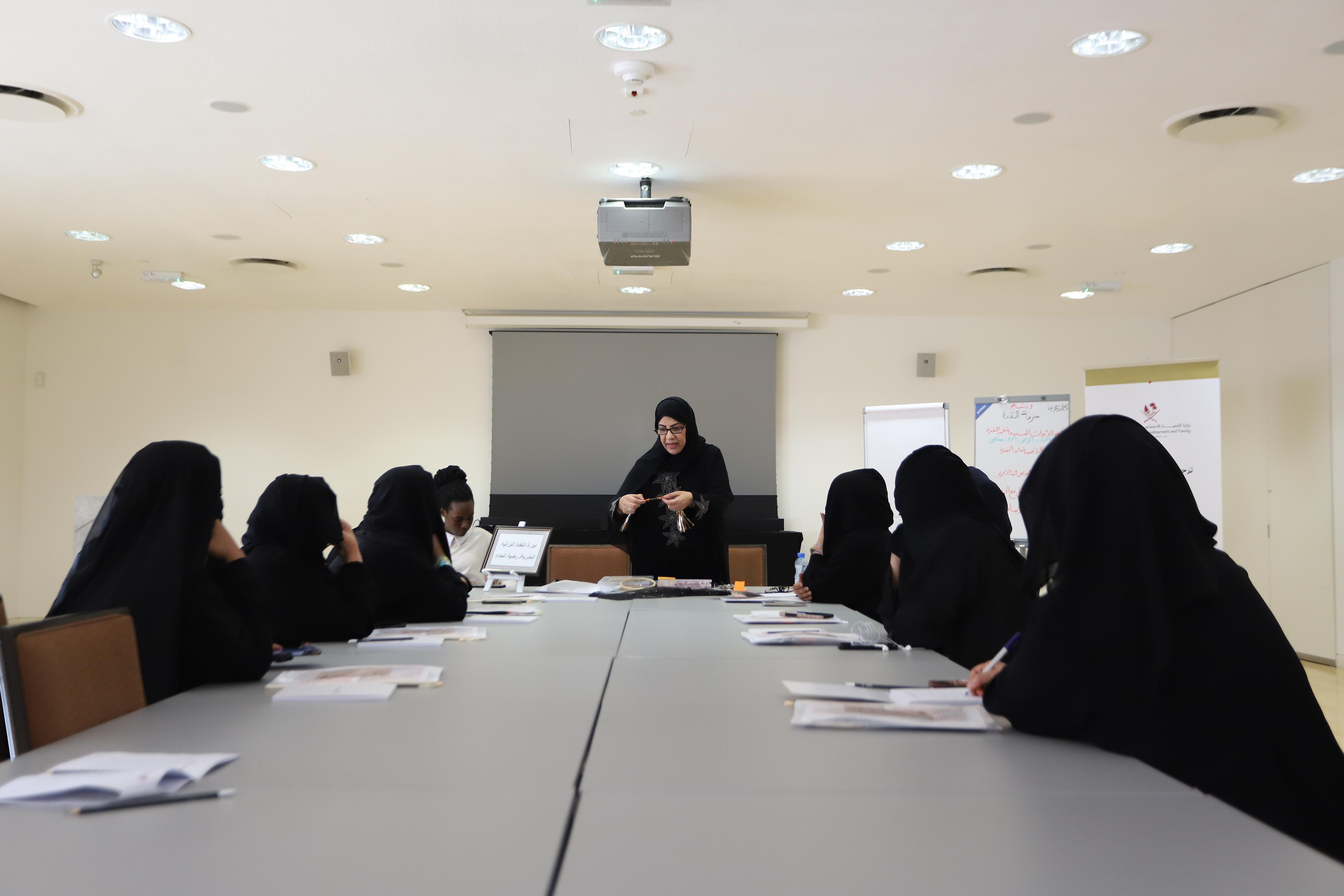 وزارة التنمية الاجتماعية والأسرة تنظم ورشة "المحافظة على الحرف الثقافية – حرفة النقدة" بالتعاون مع متحف الفن الإسلامي
