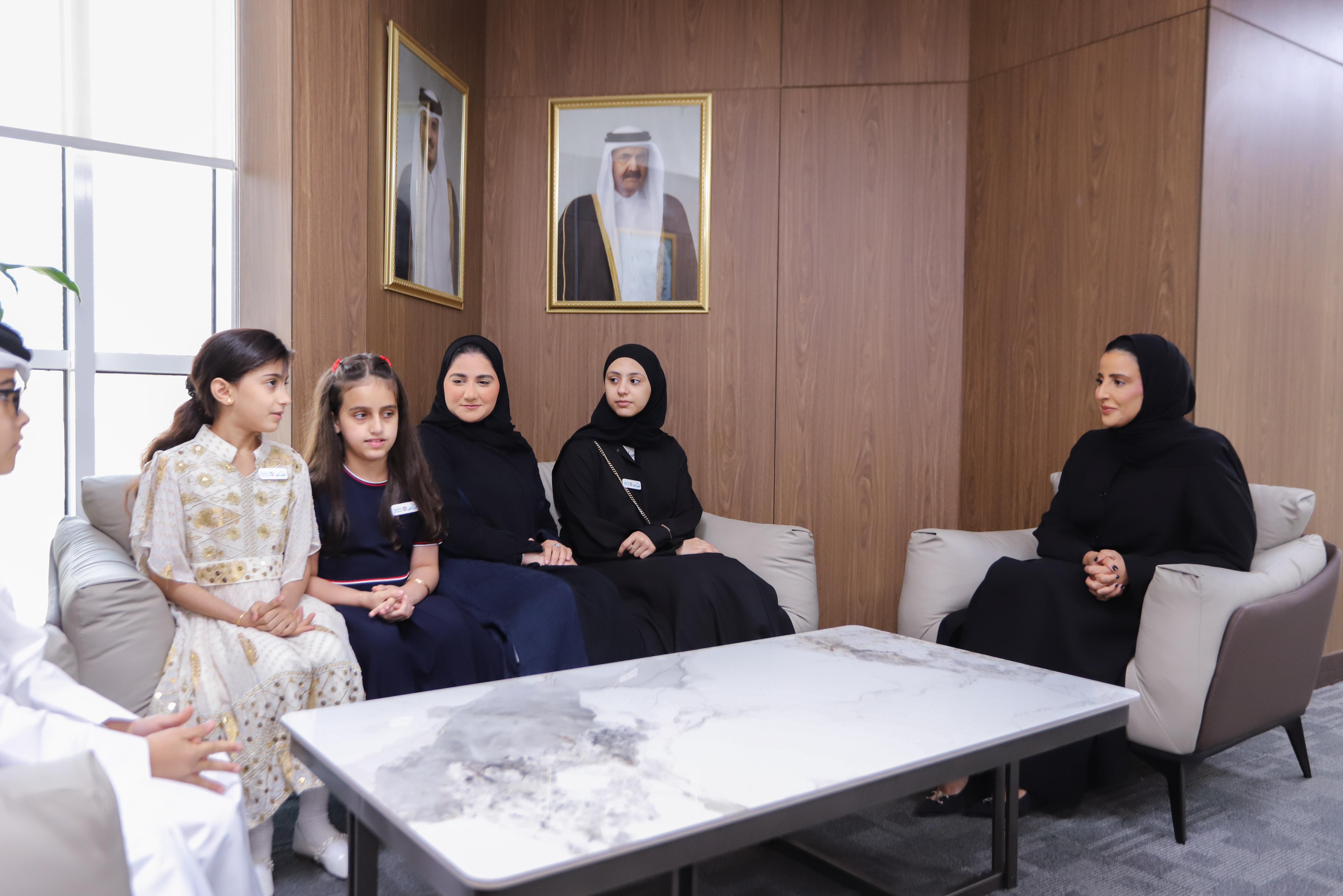  الشيخة شيخة بنت جاسم آل ثاني تستقبل سفراء التنمية المستدامة المشاركين في مبادرة "رسائل من السماء، لأرض تستحق العطاء